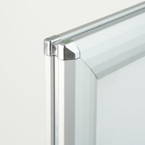 Cornice scatto bifacciale con base zavorrabile e molle anti vento dettaglio angoli