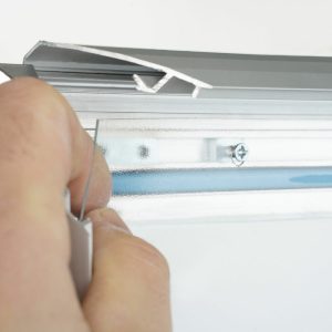 Cornice scatto bifacciale con base zavorrabile e molle anti vento dettaglio apertura