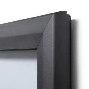 Bacheca da esterno con certificazione IP56 apertura a ribalta dettaglio grigio antracite