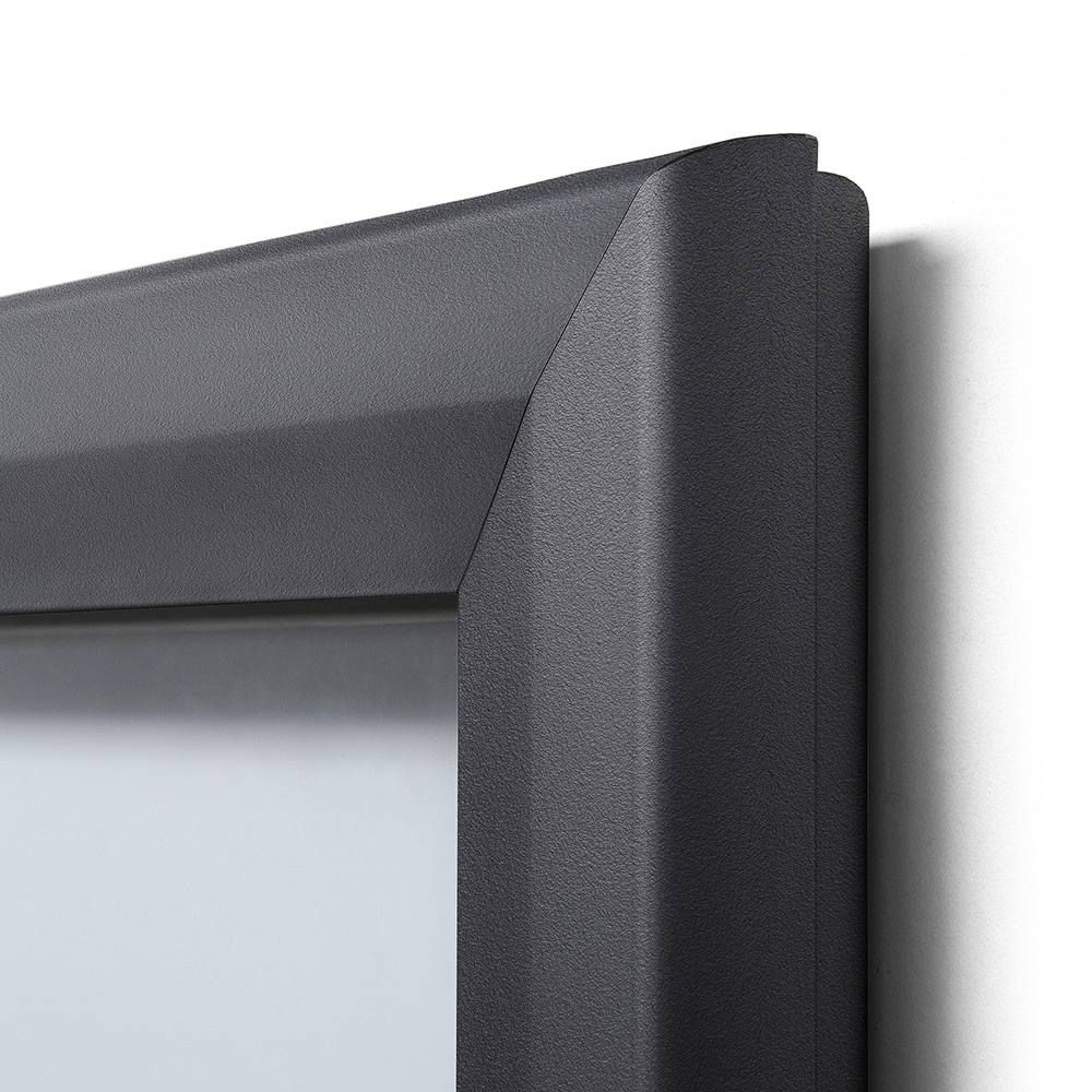 Bacheca da esterno con certificazione IP56 apertura a ribalta dettaglio grigio antracite