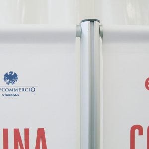espositore porta banner doppio per bandiere bidacciali dettaglio