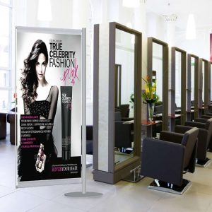 espositore porta banner per bandiere bidacciali ambientato