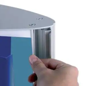 Totem luminoso 70x200 da interno dettaglio apertura