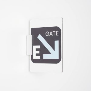 Distanziale sign clamp in alluminio cromato lucido per fissaggio a bandiera di targhe professionali senza fori ambientato