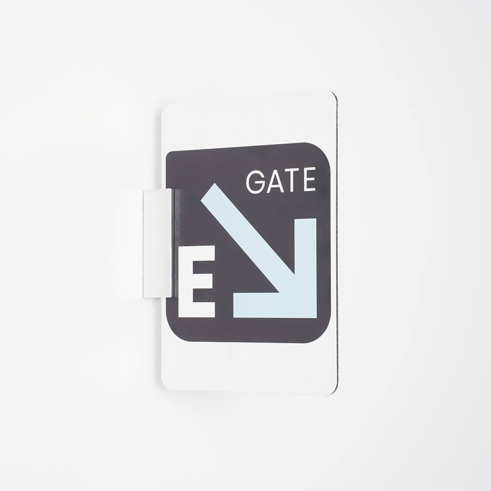 Distanziale sign clamp in alluminio cromato lucido per fissaggio a bandiera di targhe professionali senza fori ambientato