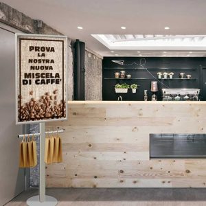 cornice scatto 70x100 autoportante con bracci appendi borse ambientato 1