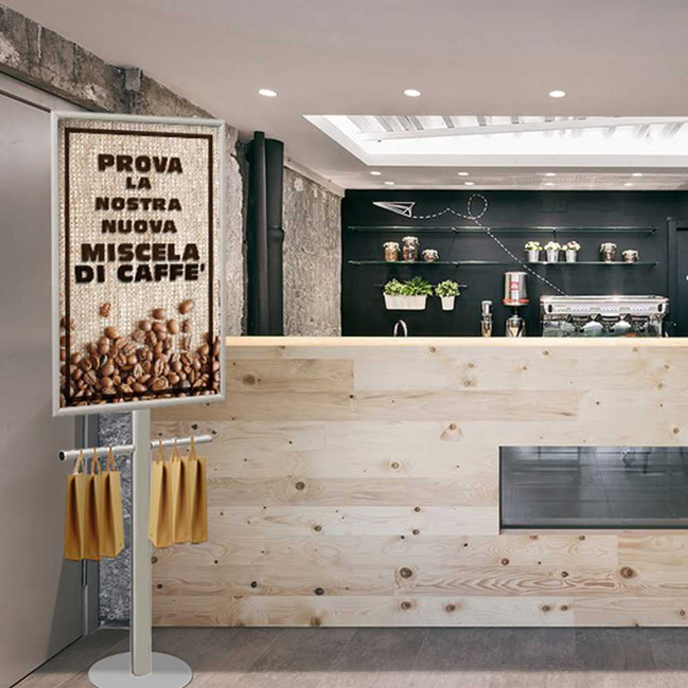 cornice scatto 70x100 autoportante con bracci appendi borse ambientato 1