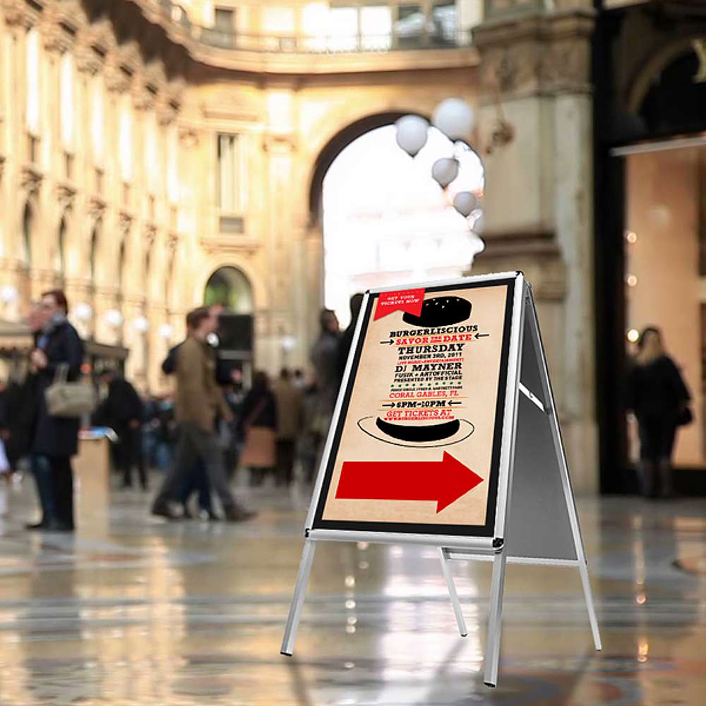 cornice a cavalletto bifacciale 50x70 fondo in metallo ambientato