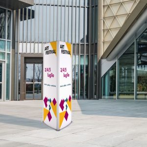 Totem trifacciale 70x200 da esterno ambientato