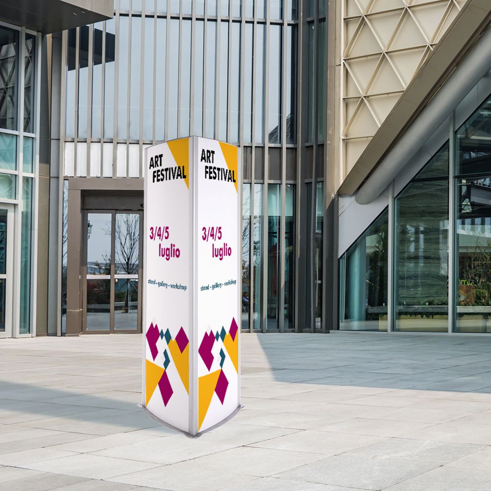 Totem trifacciale 70x200 da esterno ambientato