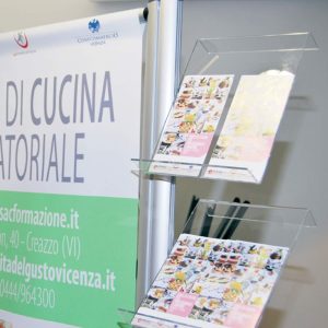 espositore porta banner bandiera bifacciale e 4 ripiani in plexy trasparente a4 verticale dettaglio