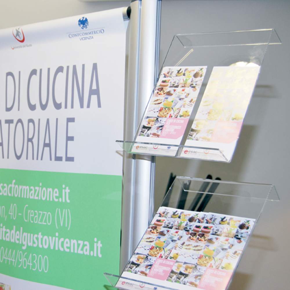 espositore porta banner bandiera bifacciale e 4 ripiani in plexy trasparente a4 verticale dettaglio