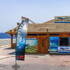 Bandiera pubbicitaria a ala h 2 5 completa di stampa ambientata