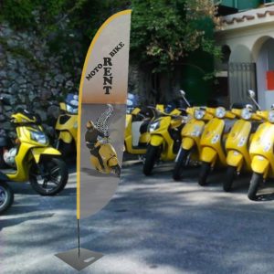 Bandiera pubbicitaria a piuma h 2 5 completa di stampa ambientata