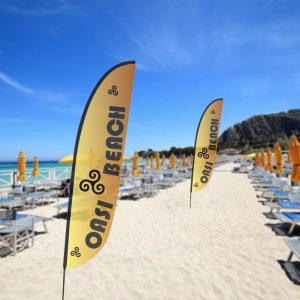 Bandiera pubbicitaria a piuma h 4 completa di stampa ambientata