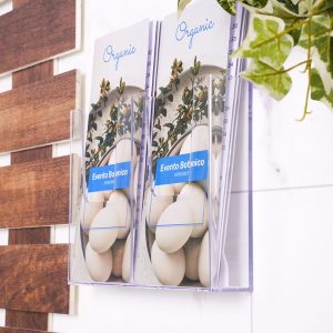 Portadepliant da parete 2 tasche 1 3 di A4 affiancate ambientato