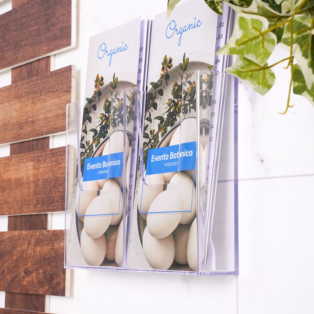 Portadepliant da parete 2 tasche 1 3 di A4 affiancate ambientato