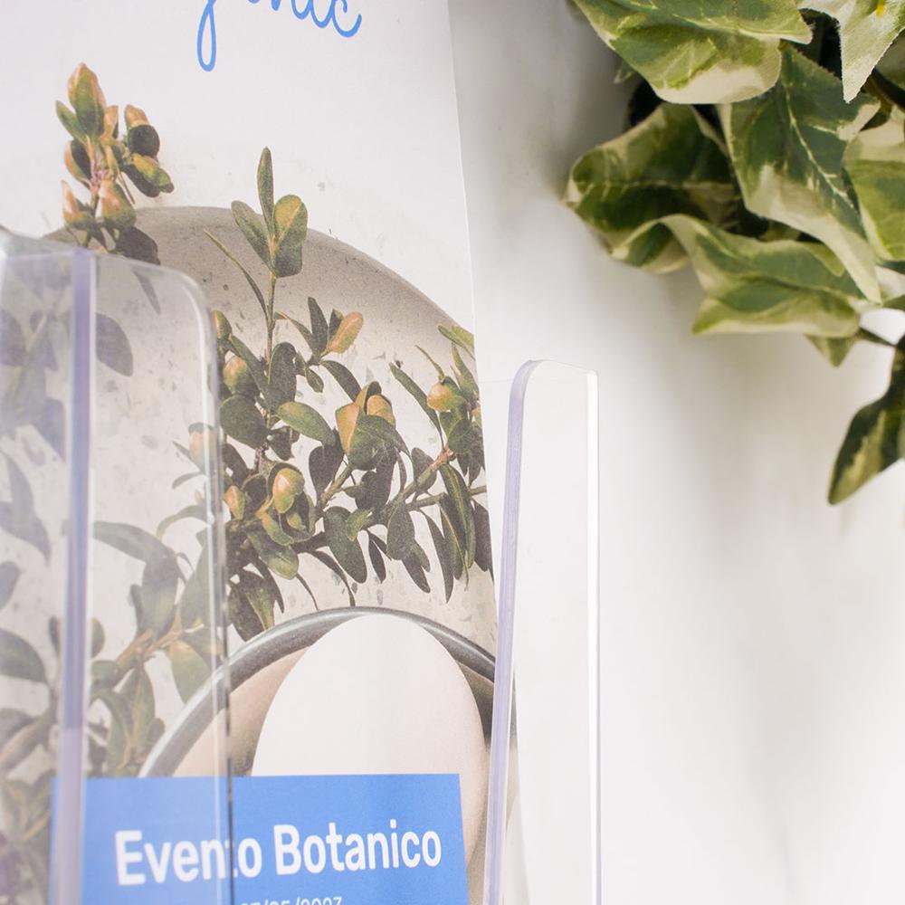 Portadepliant da parete 2 tasche 1 3 di A4 affiancate dettaglio 4