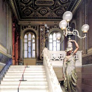 colonnina bassa museum cordino rosso ambientata