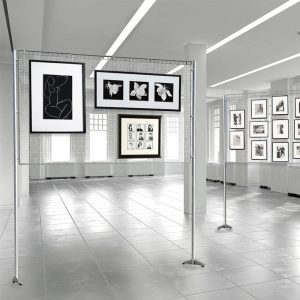 Parete espositiva con pannello a griglia metallica porta quadri 150x100 - immagine 3