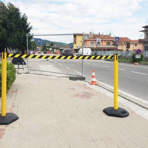 Colonnina segnapercorso tendi nastro gialla DA ESTERNO con nastro nero-giallo da 3,5 metri e base zavorrata – Image 3