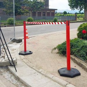 Colonnina segnapercorso tendi nastro rossa DA ESTERNO con nastro rosso-bianco da 3,5 metri e base zavorrata – Image 3