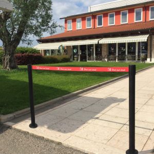 Colonnina segnapercorso tendi nastro nera DA ESTERNO con nastro bianco-rosso da 3 metri e base tassellabile – Image 3