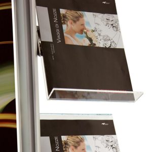 Espositore da pavimento con vela e 4 ripiani A4 in plexi inclinati - immagine 3