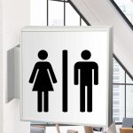 Targa a bandiera segnaletica interna design ultra piatta ambientata 1