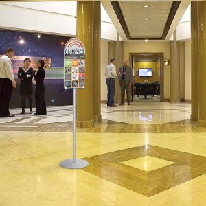 Portavvisi da pavimento A4 verticale con crowner - immagine 2