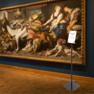 Porta Messaggi Autoportante nero con portavvisi A4 inclinato ambientato