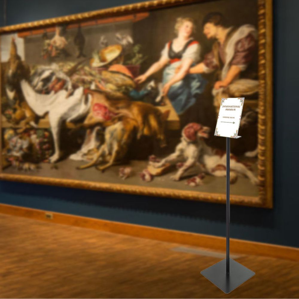 Porta Messaggi Autoportante nero con portavvisi A4 inclinato ambientato