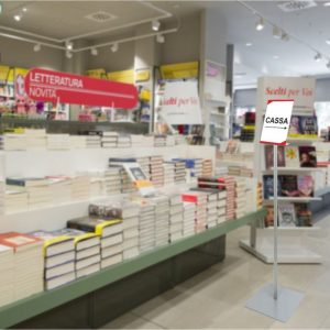 Porta Messaggi Autoportante silver con portavvisi A4 inclinato ambientato