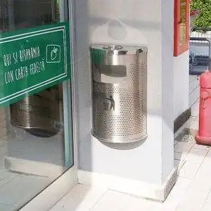 Posacenere semi circolare da parete con cestino - immagine 4