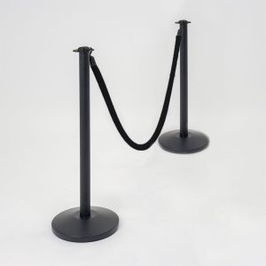 Colonnina segna percorso in ottone nero senza pomello ambientata