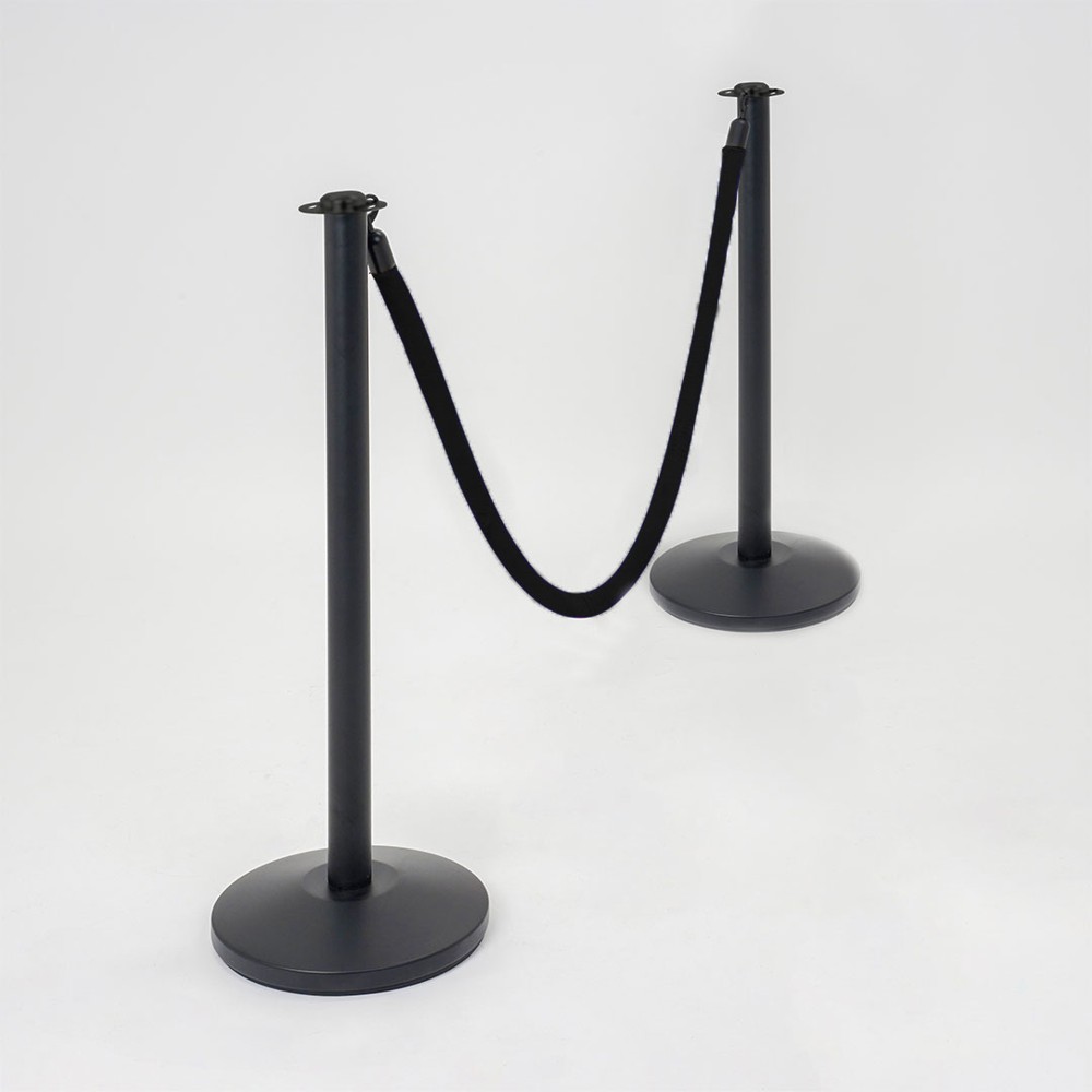 Colonnina segna percorso in ottone nero senza pomello ambientata