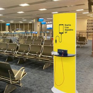 Totem bifacciale 70x200 da interno con postazione di ricarica - immagine 2