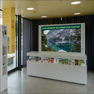 Cornice da parete con profilo lineare slim per stampa su tessuto ambientata