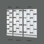 Présentoirs muraux en opaline blanche pour les verres