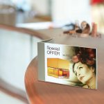 Portavvisi da banco con supporto in alluminio