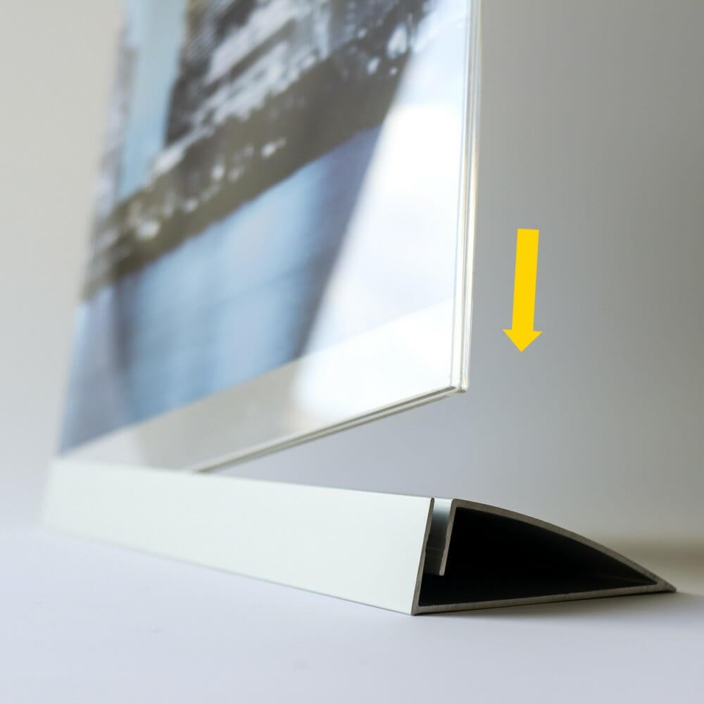 Portavvisi da banco con base in alluminio silver dettaglio