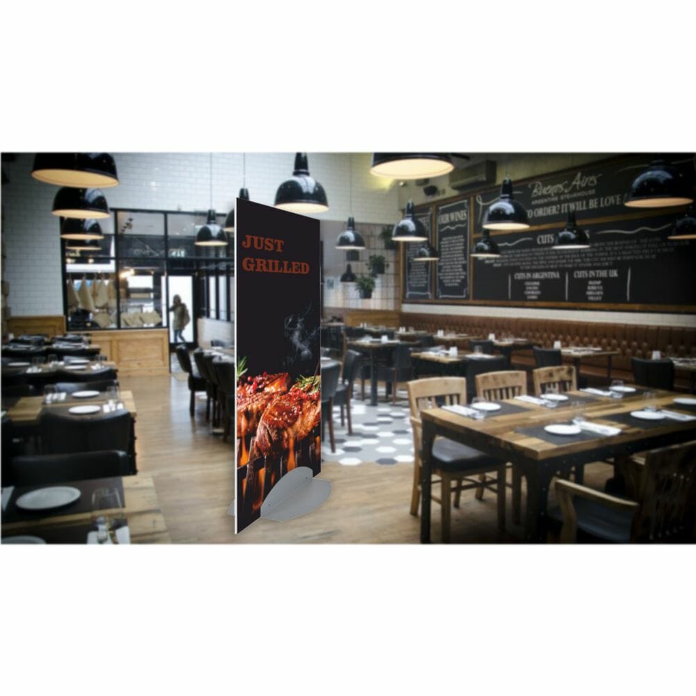 Totem pubblicitario Slim 60x170 pannello in sandwich e base in metallo ambientato 2