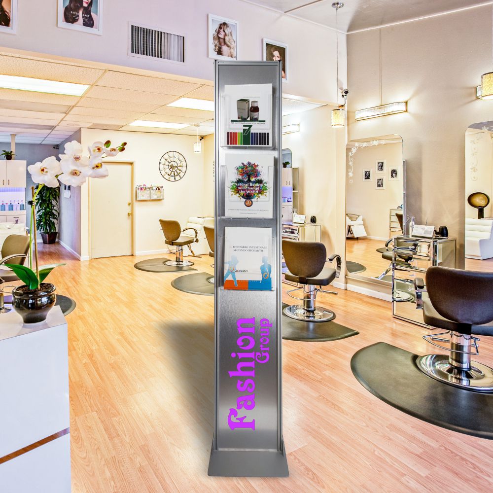 Espositore pubblicitario con tasche portadepliant A4 e divisorio 1 3 A4 da terra ambientato