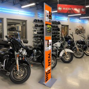 Espositore pubblicitario con tasche portadepliant A4 e divisorio 1 3 A4 da terra ambientato2