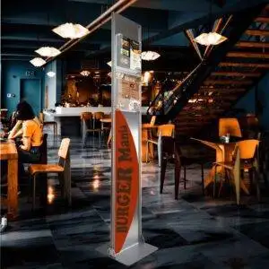 Espositore pubblicitario da terra con 2 tasche portadepliant A4 con divisorio 1 3 A4 dibond cromix personalizzato ambientato