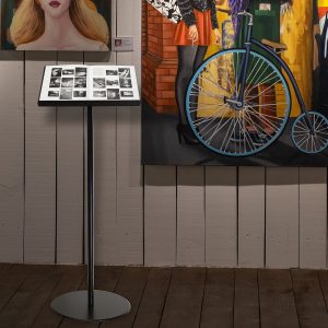 Leggio in metallo nero e ripiano reggi libro A3 orizzontale ambientato