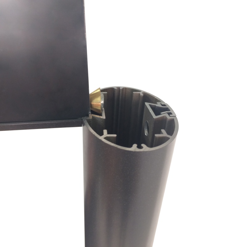 Coppia montanti piantana per segnaletica da esterno dettaglio inserimento listello