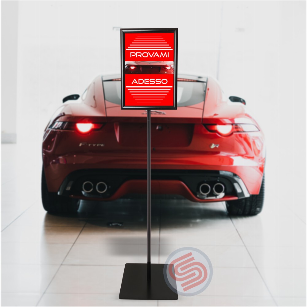 Cornice a scatto autoportante A3 interamente nera monofacciale bifacciale verticale orizzontale angolo vivo ambientata