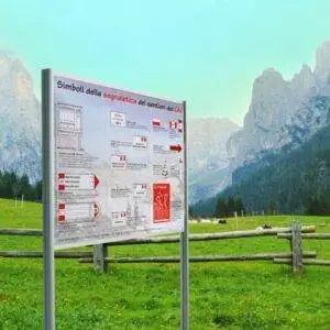 Pannelli informativi bifacciali da esterno ambientato