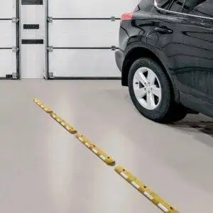 Delimitatore corsie giallo con bande rifrangenti bianche ambientato